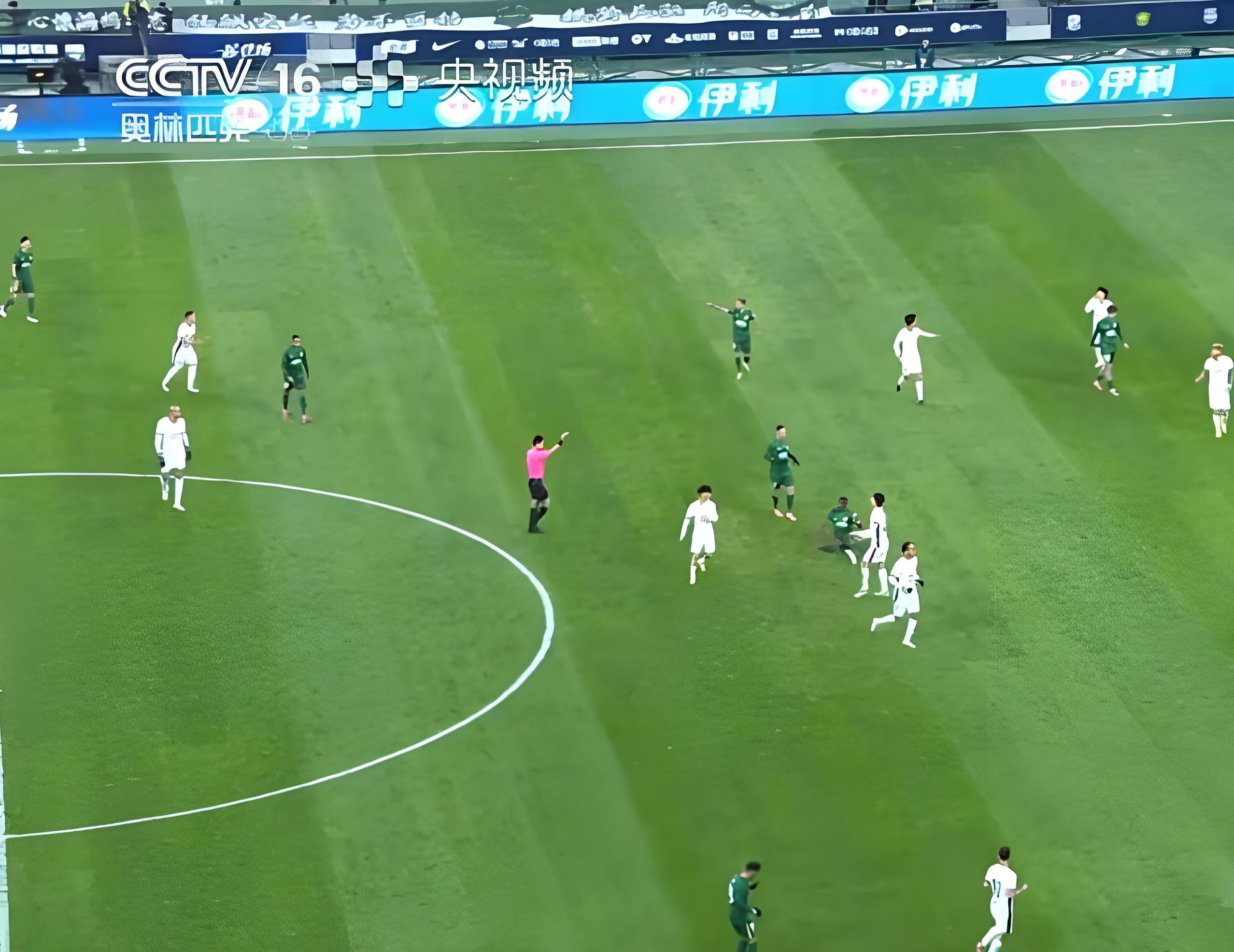 包含冲刺阶段体能课后，浙江队再遭质疑备战足总杯，震撼外界，赛程密集仍需轮换的词条