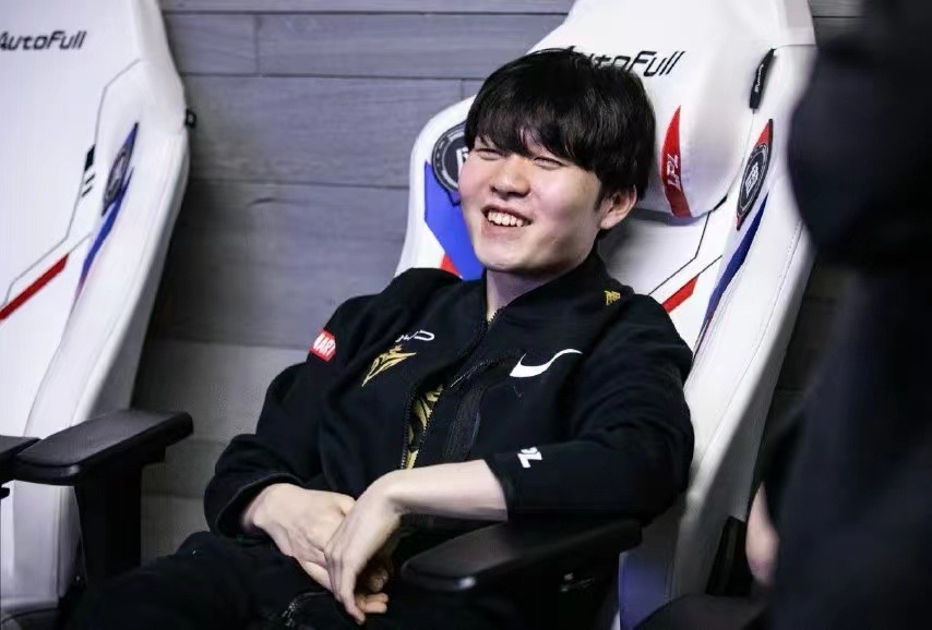 Rookie回归赛场，势不可挡首场状态亮眼，FPX观众沸腾！的简单介绍